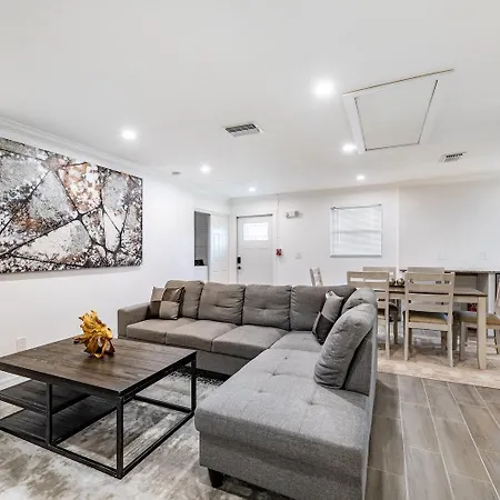 Spacious 2Br Townhouse Near The Beach With Parking